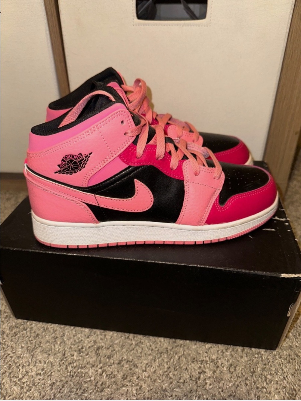 Nike GS Coral Chalk Jordan 1 Mid Size 7Y